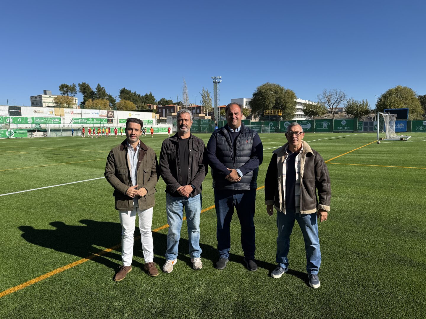 Guijuelo renueva el césped del Municipal Luis Ramos para el disfrute de los aficionados